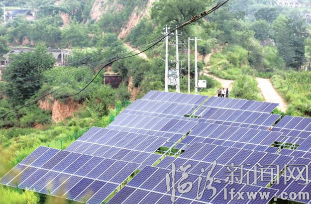 蔡源龙经常前往光伏发电基地擦拭光伏板、查看发电情况。光伏发电的收入,一部分用于发展集体经济,一部分用于80岁以上老年人生活补贴、大学生上学补助等公益事业。