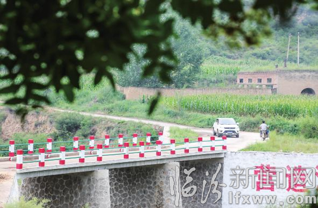 北掌村和南掌村一河相隔,但一直以来没有桥,严重影响了村民的出行,制约了经济的发展。为此,蔡源龙多方协调资金修建“南掌村石桥”,使得村民多年愿望得以实现。