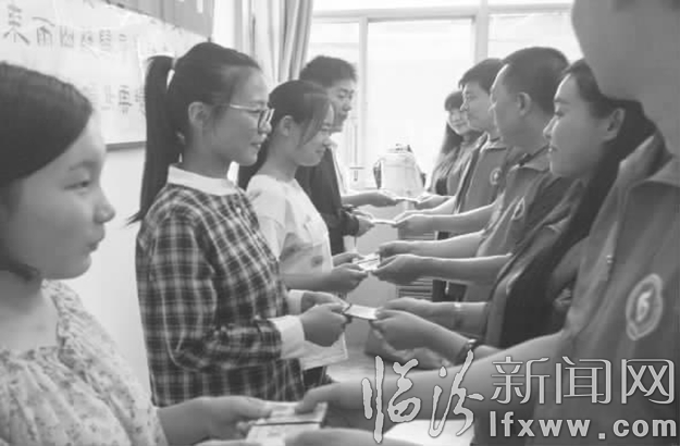 临汾公益文化传播协会:助学金圆学子大学梦