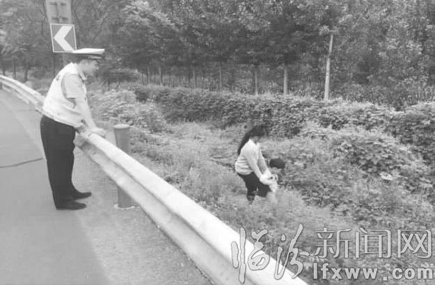 临汾:高速路上戏耍 民警劝阻顽童