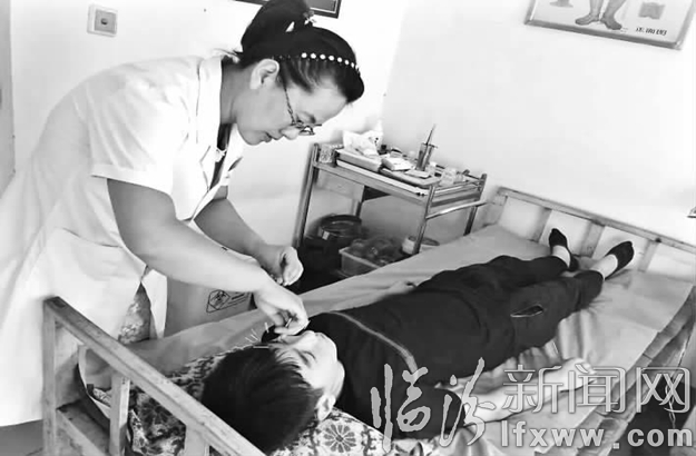 张红桃为患者针灸治疗。