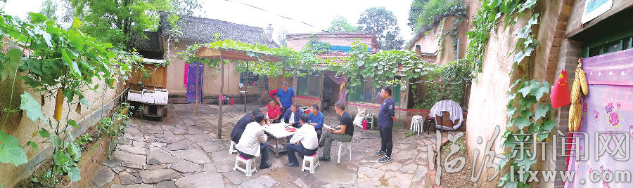 王增华用以点带面的方式引导村民发展乡村旅游,改变村民的观念。图为他和驻村工作队同村“两委”班子的同志们共同商讨郎寨村的发展。