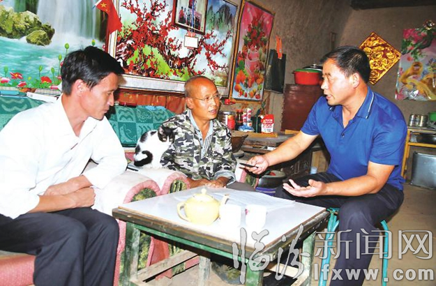 王增华经常走村入户,到贫困户家中宣传扶贫政策。贫困户路小五说:我现在是村里的护林员,真心感谢王书记让我脱贫啦。”