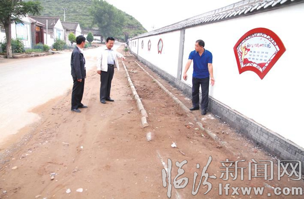 为完善村容村貌,通村公路需要修复拓宽,王增华邀请县交通局负责人前来实地考察。