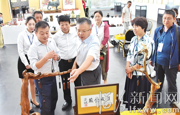 岳普煜参观“临汾文化艺术周”展馆