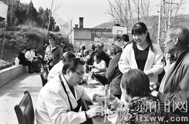 大宁县委政法委组织医护人员为川庄村民义诊。贺红伟 摄