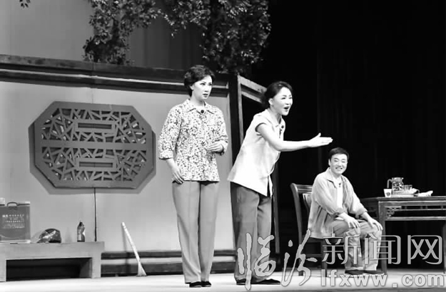 剧中常天乐(右一)由国家一级演员、梅花奖获得者潘国梁饰演;女主角张翠花(中)由国家一级演员赵梅饰演、李桂花(左一)由国家二级演员杨丽饰演。