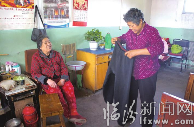 仇锁莲(右)为老人们服务。资料图