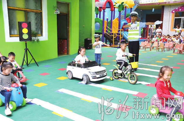 尧都区交警大队与孩子们面对面启蒙安全教育课