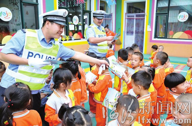 尧都区交警大队与孩子们面对面启蒙安全教育课