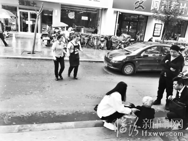 临汾:老人不慎跌倒 众人主动帮扶