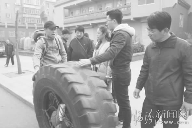 “推”着轮胎去北京 甘肃小伙好样的!