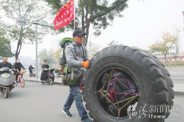 “推”着轮胎去北京 甘肃小伙好样的!