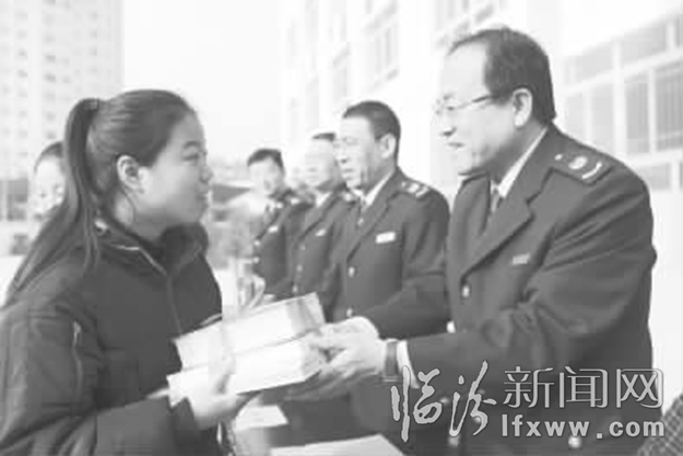 临汾国税:大宁献爱心 温暖孩子心