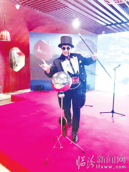 临汾魔术师“拎包”闯世界