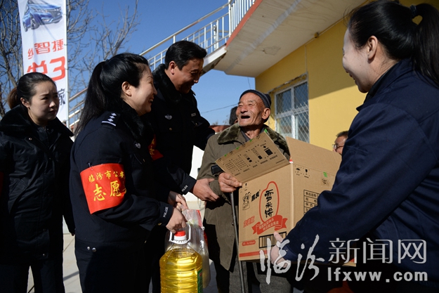 临汾市公安局志愿服务队开展“迎新春 献爱心”活动