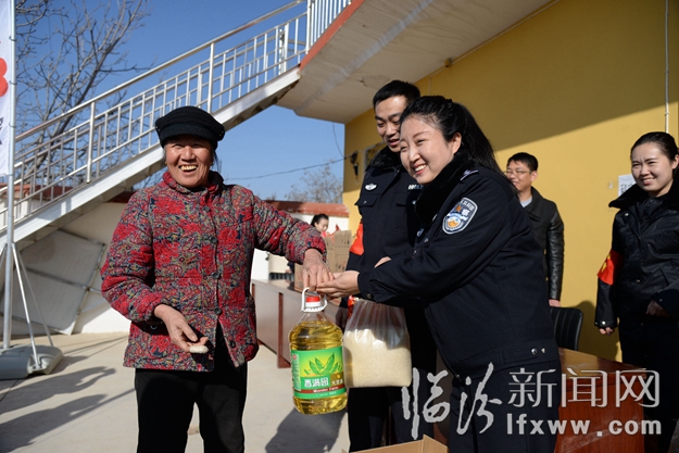 临汾市公安局志愿服务队开展“迎新春 献爱心”活动