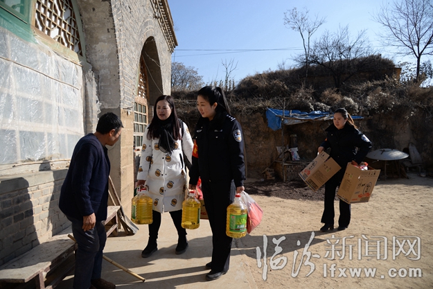 临汾市公安局志愿服务队开展“迎新春 献爱心”活动