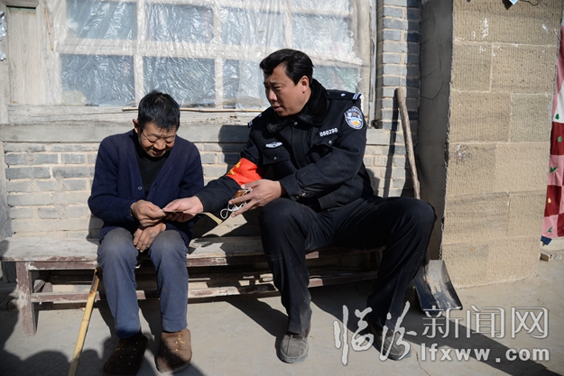 临汾市公安局志愿服务队开展“迎新春 献爱心”活动