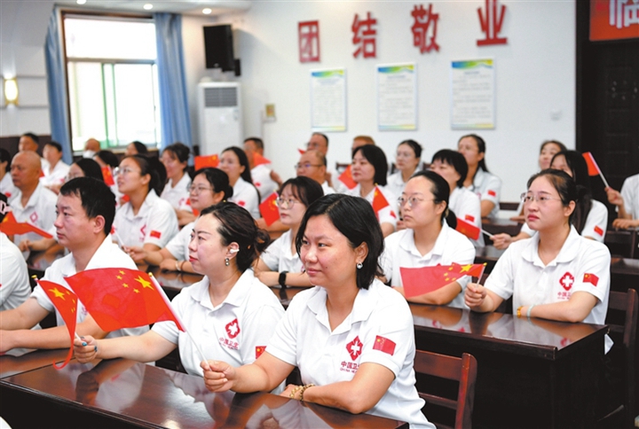 临汾全市各界干部群众收听收看纪念中国人民抗日战争暨世界反法西斯战争胜利80周年大会直播