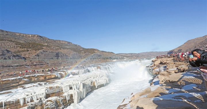 黄河壶口瀑布现“冰瀑玉壶”景观