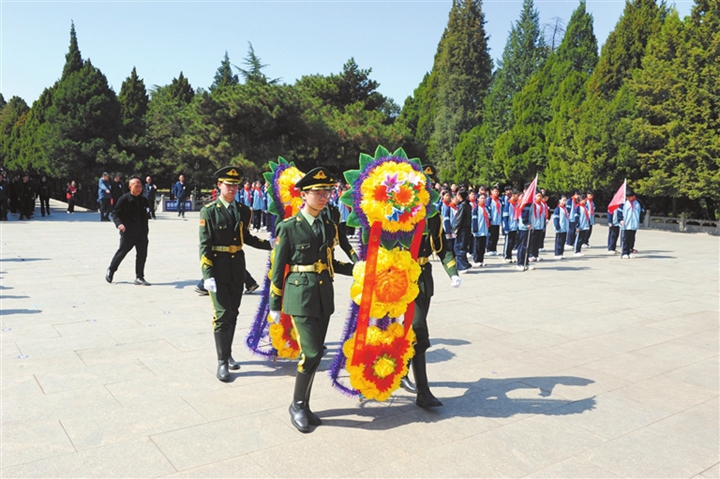临汾市第一实验中学：清明祭英烈 青春担使命