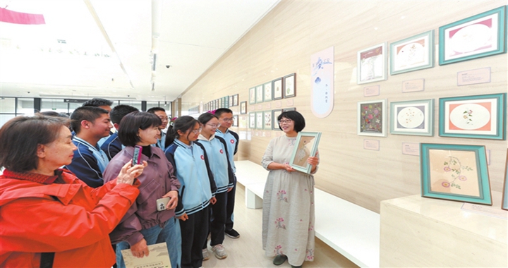 临汾：张晓华压花艺术展开展