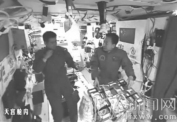 景海鹏陈冬 离开天宫进入神舟飞船